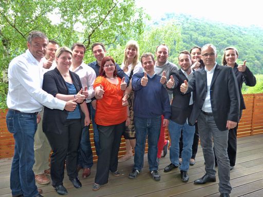 Hochmotivierte, frisch gebackene F&B Manager
(v.r.n.l.): Barbara Sommer (Schlosshotel Eisenstraße, Waidhofen),
Geschäftsführer & Lehrgangsleiter der F&B Academy Eduard
Altendorfer, Evelyn Kappl (Gasthaus Kappl, Biberbach), Bernhard
Nemes (Austria Trend, Wien), Marcel le Courtois de Hurbal (Gourmet
Schlössli, Utenberg), Gernot Sallai Gallo (Hotel Schloss
Weikersdorf), Christina Steindl (Gasthaus Steindl, Pucking), Claudia
Einsiedler (Gasthaus Einsiedler, Sipbachzell), Roland Klinser (Wirt
im Hochhaus, Kirchdorf/Krems), Markus Gary (Heidenheim), Verena
Rosenmayer (Waldhausen) und Martin Pühringer (Gampern) sowie Trainer
Fritz Mayr.