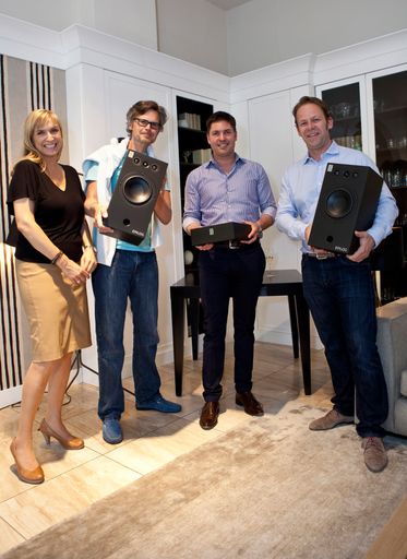 Gewinnübergabe durch Bettina Neumayr (Neue Wiener
Werkstätte), Markus Platzer (LOG Audio), Gewinner Rainer Priesnitz
und Stefan Rollwagen (Egetemeier).