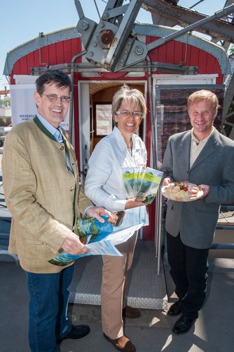 (v.l.): Prof. Christoph Madl, MAS,
Geschäftsführer Niederösterreich-Werbung, Tourismuslandesrätin Dr.
Petra Bohuslav, Franz Eggl, Neue Seehütte Rax