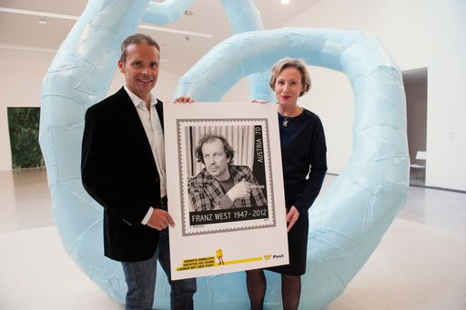 mumok-Direktorin Karola Kraus und der Leiter
Philatelie und Marken der Österreichischen Post AG Ing. Jörg Pribil