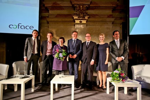 Top-Experten im Rahmen der 11. Coface Country Risk
Conference v.l.n.r.: Julien Marcilly, Coface, Andreas Schnauder, Der
Standard, Monika Rosen, UniCredit Group, Armin Wolf, ORF-Anchorman
und Moderator des Abends, Max Otte, Universität Graz, Sandra Navidi,
Beyond Global und Oliver Krupitza, Coface.