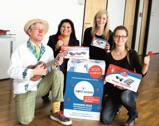  Im Bild (v.l.n.r.): Rote Nasen Clown Dr. Zwibak
alias Wolfgang Barani, Gabriela Wernhart, Marketing Manager Embatex
AG, Helga Gruber und Andrea Svetnik, vom Leergutsammelprogramm bei
der Embatex AG.