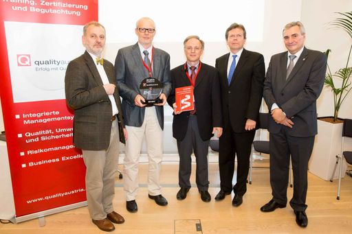  E+E Elektronik Geschäftsführer Wolfgang Timelthaler
(2 v.l.) und Qualitätsbeauftragter Gottfried Giritzer (Mitte) nahmen
den Quality Austria Award für 20 Jahre ISO 9001 Zertifizierung
entgegen.