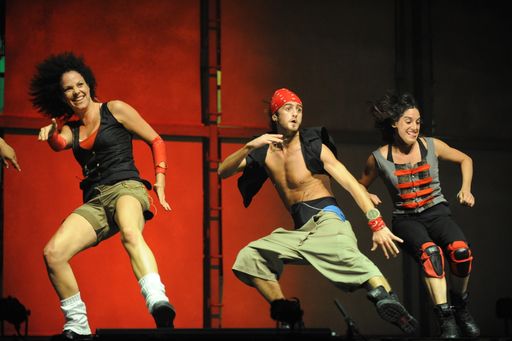 Der Tanzsommer Innsbruck ruft - und auch 2013
versammeln sich Stars der internationalen Tanzszene in Innsbruck.
Die Kompanie Mayumana befasst sich in ihrer rasanten Performance mit
dem Thema Zeit, zerhackt in Rhythmus