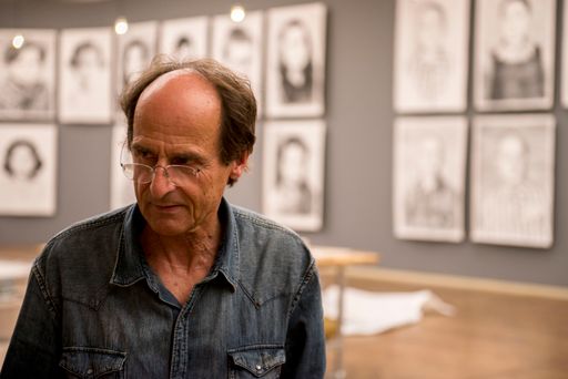 Künstler Manfred Bockelmann in der Ausstellung
"ZEICHNEN GEGEN DAS VERGESSEN" im Leopold Museum