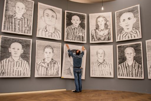 Vorschau Bild von Der Künstler Manfred Bockelmann in der Ausstellung
"ZEICHEN GEGEN DAS VERGESSEN" beim Ausstellungsaufbau.