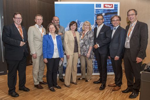 http://www.apa-fotoservice.at/galerie/4160 im Bild
v.l.n.r.: Christian Rupp (Digitales Österreich), Hubert Wackerle (GF
IT-SV), Ruth Breu (Uni Innsbruck), Helmut Hammerl (LSR-Tirol),
Landesrätin Beate Palfrader, Regina Hönigsberger (Initiatorin
ichbinonline), Harald Gohm (GF Standortagentur Tirol), Christoph
Holz (UBIT Obmann WK Tirol), Helmut Leopold (AIT)