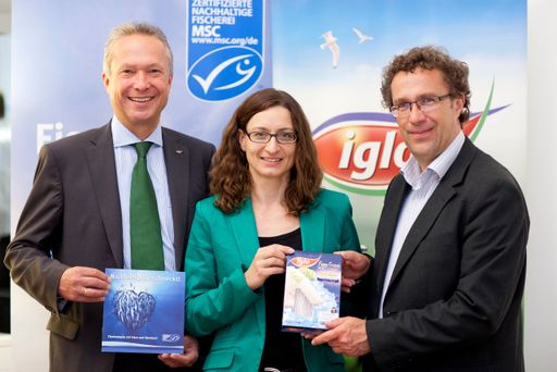 http://www.apa-fotoservice.at/galerie/4129 Im Bild
v.l.n.r.: Dr. Rainer Herrmann, Geschäftsführer Iglo Österreich,
Marnie Bammert, MSC Country Managerin Deutschland, Österreich und
Schweiz und Dr. Florian Baumann, Quality Assurance Manager Iglo
Foods Group, Bremerhaven.