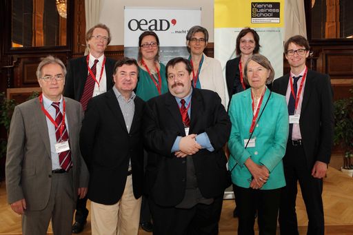  http://www.apa-fotoservice.at/galerie/3944 Wie
Projekte Wurzeln schlagen. Es diskutierten Nikolaus Douda
(Bundesministerium für Unterricht, Kunst und Kultur), Andreas
Salcher (Autor), Werner Gruber (Universität Wien), Ilse Brigitte
Eitze-Schütz (ehem. Leiterin PAD/DE) und Ernst Gesslbauer (OeAD)
(vorne), Christian Smoliner (Bundesministerium für Wissenschaft und
Forschung), Michaela Marterer (Steirische Volkswirtschaftliche
Gesellschaft), Barbara Streicher (Science Center Netzwerk) und
Hermine Steinbach- Buchinger (Moderation) (hinten)