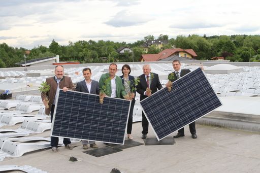  Foto von links nach rechts: Bernhard Öttl (Bgm
REichersberg), Markus Rauchenecker (GF Marasolar), Ernst Mayr (GF
Fussl Modestraße), Martina Hillinger (Marketing Fussl Modestraße),
Franz Hiesl (LH-Stv. OÖ) und Peter Mayer (Abgeordneter zum
Nationalrat) am Dach der Fussl-Logistikzentrale, auf der eines der
beiden Photovoltaik-Kraftwerke installiert wird.