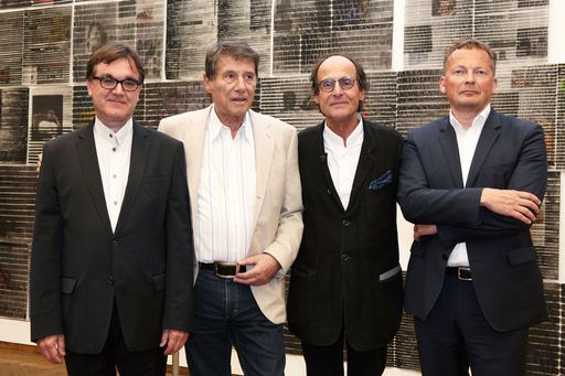 http://www.apa-fotoservice.at/galerie/4107/ Im Bild
v.l.n.r.: Dr. Diethard Leopold (Kurator und Vorstandsmitglied
Leopold Museum), Udo Jürgens, Manfred Bockelmann und Ing. Mag. Peter
Weinhäupl (Kaufmännischer Direktor Leopold Museum)