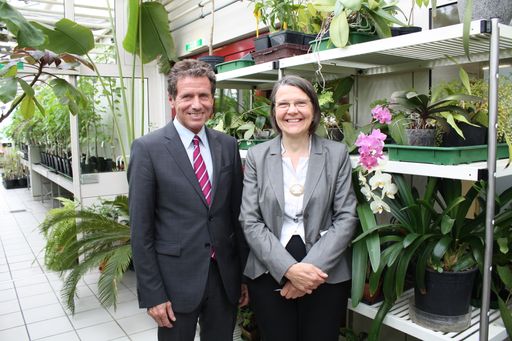 Credit: BMWF Fototitel: Minister Töchterle mit Prof. Laimer im
Gewächshaus am Department für Biotechnologie der Universität für
Bodenkultur Wien