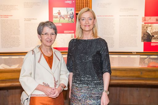 http://www.apa-fotoservice.at/galerie/4133 Im Bild
v.l.n.r.: Mag. Barbara Prammer, 1. Nationalratspräsidentin; Dr.
Johanna Rachninger, Generaldirektorin Österreichische
Nationalbibliothek.