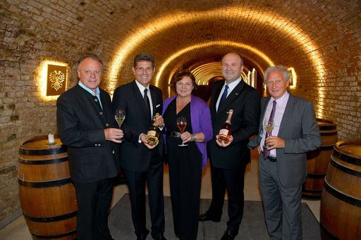 Der neue Schlumberger DOM inmitten seiner Schöpfer
(v.l.n.r. Manfred Tement, KR Eduard Kranebitter, Illa Szemes,
Herbert Jagersberger, F.X. Pichler)