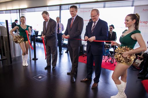 US Botschafter William C. Eacho (links)
verabschiedete heute Vormittag den ersten der regelmäßigen
Direktflüge der Austrian Airlines nach Chicago mit einem feierlichen
Ribbon-Cutting, gemeinsam mit Austrian Airlines CCO Karsten Benz
(Mitte) und Flughafen Wien Vorstandsmitglied Julian Jäger.