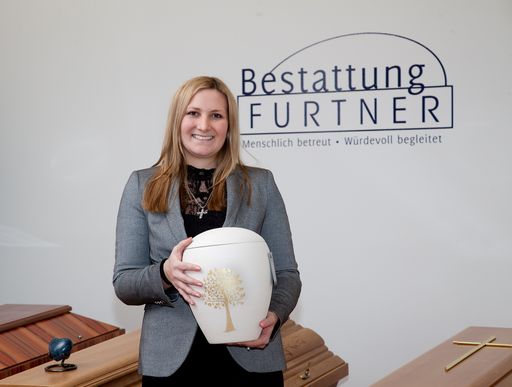  Mit dem Auffliegen von weißen Tauben ermöglicht
Melanie Furtner, Chefin der Bestattung Furtner, einen würdevollen
Abschied.