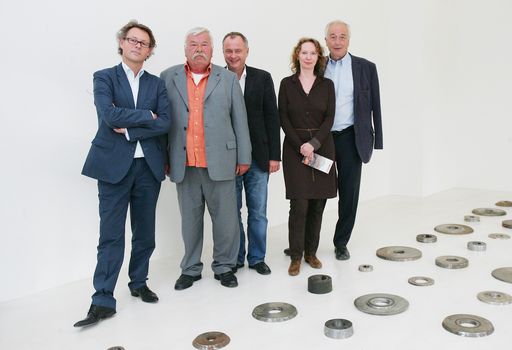http://www.apa-fotoservice.at/galerie/3936 Im Bild
v.l.n.r: Hans-Peter Wipplinger (Direktor der Kunsthalle Krems und
Kurator der Ausstellung "Raffael Rheinsberg. Die Seele der Dinge",
Raffael Rheinsberg (Künstler), Hans Stefan Hintner (Abgeordneter zum
NÖ Landtag), Elisabeth Voggeneder (Kuratorin der Ausstellung "Adolf
Frohner. Psycholandschaften" und Dieter Ronte (Direktor des Forum
Frohner und Kurator der Ausstellung "Adolf Frohner.
Psycholandschaften")