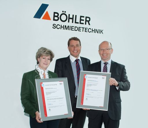 v.l.n.r. Ing. Martina Strobl (TÜV AUSTRIA Cert), Dipl.-Ing.
Martin Reicher, technischer Geschäftsführer (Böhler
Schmiedetechnik), Dipl.-Ing. Werner Gargitter (TÜV AUSTRIA Cert)