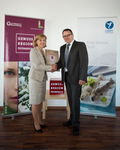 Obfrau der GENUSS REGION ÖSTERREICH Margareta
Reichsthaler (li.) und Reinhard Fritz, Geschäftsführer CERNYs.