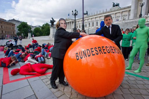 Presseaktion vor dem Parlament zum
Bundesfinanzrahmengesetz. Werden sich die Abgeordneten am 23.5. von
der Bundesregierung überrollen lassen und umfallen oder werden sie
zu ihrer Überzeugung stehen?