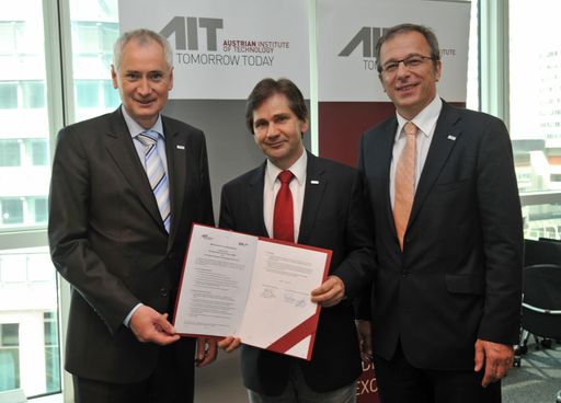 v.l.n.r.: DI Anton Plimon (AIT Managing Director),
SC Mag. Dr. Franz Einzinger (BM.I), DI Helmut Leopold (Head of AIT
Safety & Security Department).
