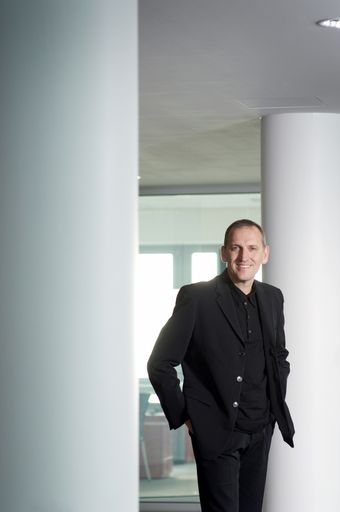 Kunst im IZD-Tower. Als Gastgeber lädt Heinz
Redl ab heute zur Gemeinschafts-Ausstellung renommierter Künstler in
den ersten "grünen Büroturm" Österreichs.