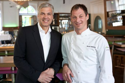  Herbert Fuchs, Geschäftsführer GOURMETGROUP
(links), Bernie Rieder (rechts) im 'Österreicher im MAK'