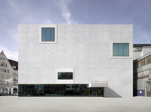 "Blüten" zieren die Fassade des neuen vorarlberg
museums in Bregenz.