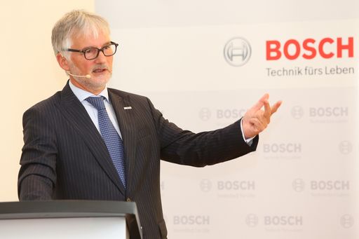http://www.apa-fotoservice.at/galerie/4087 Im Bild:
Dipl.oec. Klaus Huttelmaier (Alleinvorstand der Robert Bosch AG und
Repräsentant der Bosch-Gruppe in Österreich sowie
Regionalverantwortlicher für Mittelosteuropa).