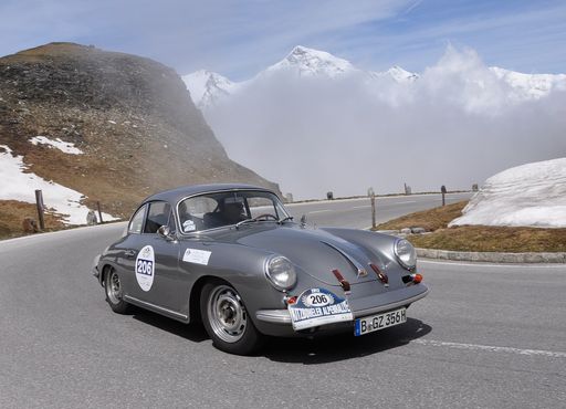 26. Kitzbüheler Alpenrallye: Die schönsten
Automobilklassiker aus vergangenen Jahrzehnten auf den schönsten
Bergstraßen der Alpen.