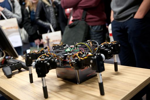 Tanzender Hexapod - Studierende des
Bachelor-Studienganges Mechatronik/Robotik präsentieren beim
diesjährigen ROBOTICS DAY einen sechsarmigen Roboter, für den sie
zwei Tanzapplikationen entwickelt und programmiert haben, um seine
Bewegungsfähigkeit beobachten, analysieren und optimieren zu können.