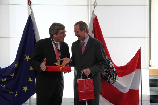 Karl Koster (li.), Direktor Coporate Relations des
MIT überreicht Wirtschaftskammer-Präsident Christoph Leitl (re.) am
Rande der MIT EUROPE CONFERENCE 2013 in Wien ein persönliches
Geschenk in Erinnerung an Leitls Jugendreise durch die USA.