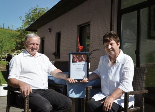 Familie Aichinger vom Haus Donaublick freut sich
über den Sieg in der Kategorie beliebteste Pensionen und
Privatvermieter.