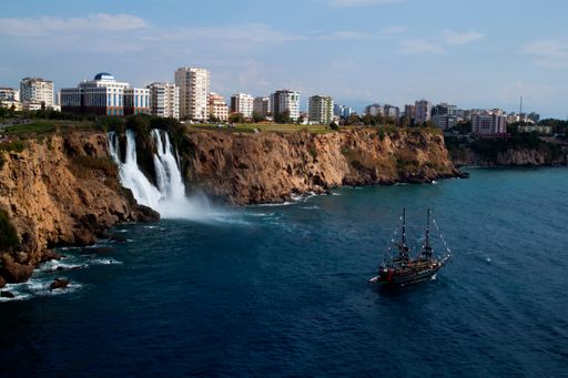 Die Türkische Riviera aus der
Helikopter-Perspektive: Steilküsten, Wasserfälle, Hotels und
Sehenswürdigkeiten können noch vor dem Urlaub vom heimischen
Computer aus erlebt werden.