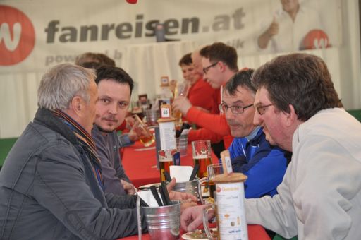 Vorschau Bild von Fanreisen VIP Hospitality, Fußballlegenden im
Fantalk, Josef Hickersberger mit Fans vor dem Spiel gegen die Färöer
Inseln