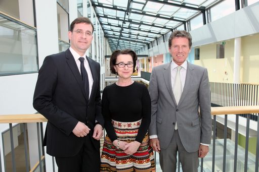 Christiane Druml, Vizerektorin der Medizinischen
Universität Wien, Wissenschafts- und Forschungsminister Karlheinz
Töchterle und BIG-Geschäftsführer Hans-Peter Weiss informieren über
aktuelle Bauprojekte an Universitäten.