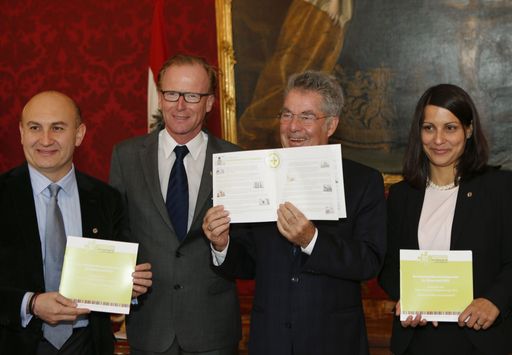 Wirtschaft für Integration bei BP Fischer Übergabe
der Broschüre mit den Ergebnissen des Österreichischen
Integrationstages 2013