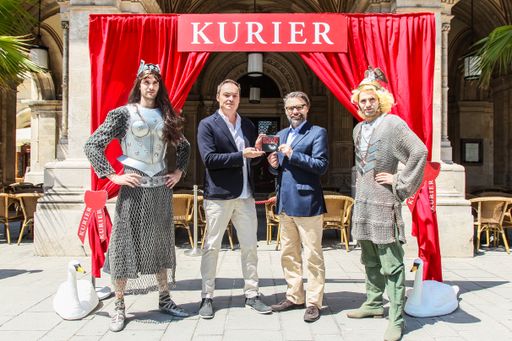 Auftakt zur KURIER Wagner-Streetpromotion vor der
Wiener Staatsoper mit Walküre und Siegfried. Im Bild: Hannes Eder
(Geschäftsführer bei Universal Music Austria & Western Balkans),
Gert Korentschnig (Ressortleiter KURIER Kultur & Medien) Promotoren
von AFT Plus Promotion Sales GmbH