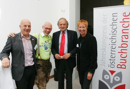 http://www.apa-fotoservice.at/galerie/4162 Im Bild
v.l.n.r.: Michael Riethmüller (Inhaber der Buchhandlung RavensBuch
und Vorsitzender des Vereins Buy-Local), Johannes Gutmann
(Keynote-Speaker, Bio-Pionier und Gründer der Marke Sonnentor), KR
Gerald Schantin (Präsident des HVB) und Eva Rossmann (Autorin,
Journalistin, Moderatorin)