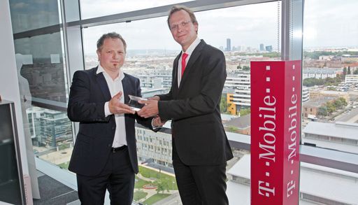 Gerald Reischl, futurezone, übergibt Andreas
Bierwirth, CEO T-Mobile Austria, die Auszeichnung zum "Bester
Netzbetreiber 2013"