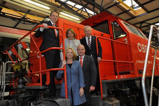 Erfolgreiche Netzwerker beim Frühlingsempfang der
AKNÖ in den Hallen der ÖBB in St. Pölten: Bürgermeister Matthias
Stadler, Bundesministerin Doris Bures, Wirtschaftskammerpräsidentin
Sonja Zwazl, AK-Vizepräsident Markus Wieser und AK-Präsident Hermann
Haneder.