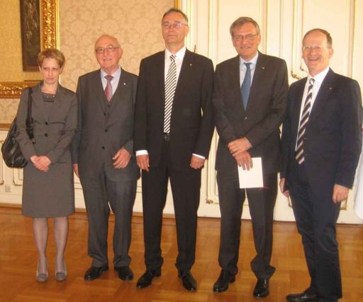 Im Bild v.l.n.r.: Dr. Judit Havasi,
Vorstandsdirektorin Wiener Städtische Versicherung; Dr. Günter
Geyer, Vorstandsvorsitzender Wiener Städtische Wechselseitiger
Versicherungsverein; KR Robert Bilek, Personaldirektor Wiener
Städtische Versicherung; Mag. Robert Lasshofer, Generaldirektor
Wiener Städtische Versicherung und Mag. Hermann Fried,
Landesdirektor Wien, Wiener Städtische Versicherung