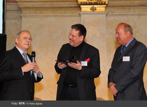 BILD zu OTS0129 - Foto zur Aussendung "Medien-Konferenz "EuroReg
2013" in Wien beleuchtet Zusammenwachsen von TV und Internet". Unter
folgendem Link werden voraussichtlich im Laufe des Tages weitere
Fotos zur Verfügung stehen:
https://www.rtr.at/de/pr/PI24052013Medien