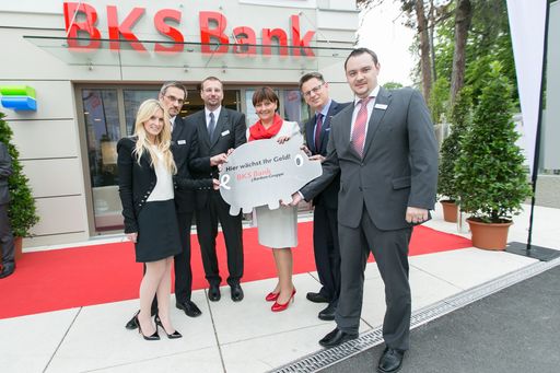 http://www.apa-fotoservice.at/galerie/4106 Das Team
der neuen BKS Bank Filiale in der Billrothstraße. Im Bild v.l.n.r.:
Kundenbetreuerin Viktoria Steinkelner, Kundenbetreuer Christian
Zebic, Filialleiter Robert Führer, Vorstandsmitglied Herta
Stockbauer, Kundenbetreuer Thomas Schimeck.