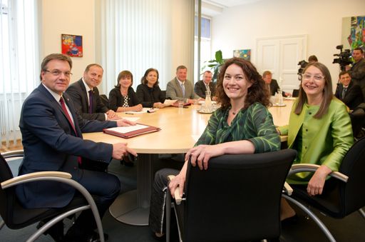 Vorschau Bild von Die Tiroler Landesregierung bei ihrer ersten
Sitzung im Landhaus in Innsbruck