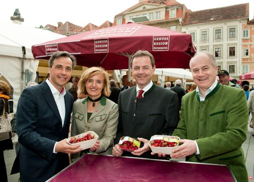 Vorschau Bild von Siegfried Nagl, Margareta Reichsthaler, Niki
Berlakovich und Hans Seitinger konnten am Grazer Hauptplatz 20
GenussRegionen aus den Bundesländern Oberösterreich, Steiermark,
Burgenland und Kärnten begrüßen.