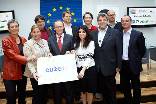  http://www.apa-fotoservice.at/galerie/4196 v.l.n.r.
MEP Ulrike LUNACEK (Europasprecherin der Grünen), ehm.
Jugendministerin Dr. Andrea KDOLSKY (Vorstandsmitglied UEF und
JEF.at), Mag. Philipp AGATHONOS (Vize Präsident UEF Europa), MEP
Othmar KARAS (Vizepräsdident des Europäischen Parlaments), Daniel
GERER (Leiter EuropeDirect Wien), Masoumeh MORIDIAN, BSc.
(Europäisches Jugendparlament), Ing Jakob REITER (Debattierklub
Wien), Herbert ROSENSTINGL, MA (Leiter Abt. Jugendpolitik BMWFJ),
Mag. Yussi PICK, MA (www.eu2014.at) und Mag. Georg PFEIFFER (Leiter
des Informationsbüros des Europäischen Parlaments in Österreich)