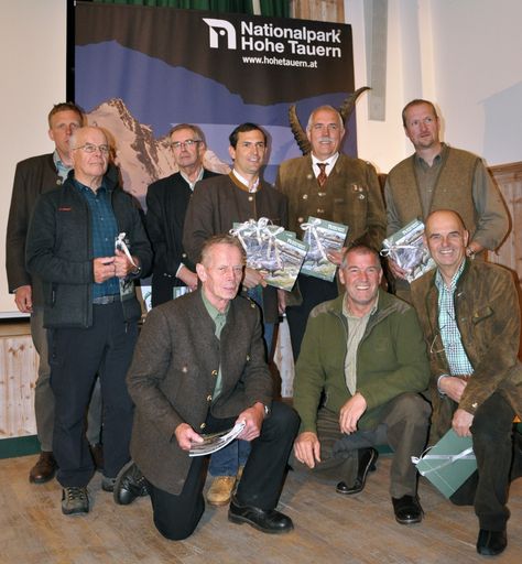  (v.l.n.r.): Sepp Loitfellner (Obmann
Steinwildhegegemeinschaft Salzburg Ost), Klaus Eisank
(Projektleitung - Nationalpark), Hans Pichler (Obmann
Steinwildhegegemeinschaft Großglockner), (m.v.l.n.r.): Karl Bauer
(Vortragender), LR Christian Ragger (Nationalpark- und
Jagdreferent), Franz Kohlmayer (Bezirksjägermeister Kärnten -
Vertretung der Kärntner Jägerschaft), Martin König
(Bezirksjägermeister Tirol), (h.v.l.nr.): Markus Lackner
(Geschäftsführer Steinwildhegegemeinschaft Großglockner) und Hans
Malliga (Obmann Steinwildhegegemeinschaft Fragant)