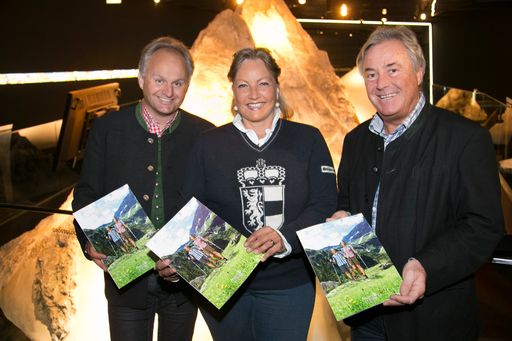  Geschäftsführer Mag. Christian Wörister konnte
anlässlich der Jahreshauptversammlung 2013 eine Erfolgsbilanz
präsentieren. Von links nach rechts die Mitglieder des Beirates:
Ferienregion Nationalpark Hohe Tauern GF Christian Wörister,
Vorsitzende Landesrätin Dr. Tina Widmann und
Vorsitzender-Stellvertreter Bürgermeister Peter Nindl
