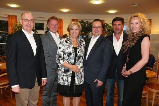 Im Bild (v.l.): Geschäftsführer der PremiQaMed
Privatkliniken GmbH Dipl.-Wirtsch.-Ing. Wolfgang Göss,
Vorstandsdirektor der Uniqa Salzburg Dr. Peter Humer,
Pflegedirektorin Claudia Kreuzer, Geschäftsführer der PremiQaMed
Privatkliniken GmbH Mag. Werner Fischl, Ärztlicher Direktor Prim.
Dr. Harald Mühlbacher und Verwaltungsdirektorin Mag. Ines Weiher.